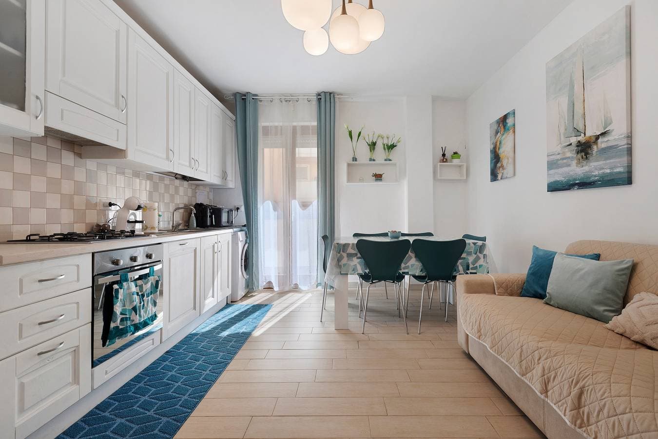 Foto 2 von 28: Ferienwohnung für 6 Personen nahe dem Meer mit Balkon, WLAN und Klimaanlage