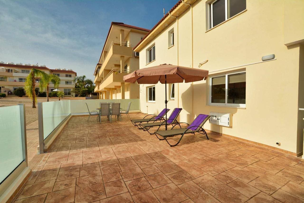 Foto 12 von 40: Two-Bedroom Apartment with Communal Pool