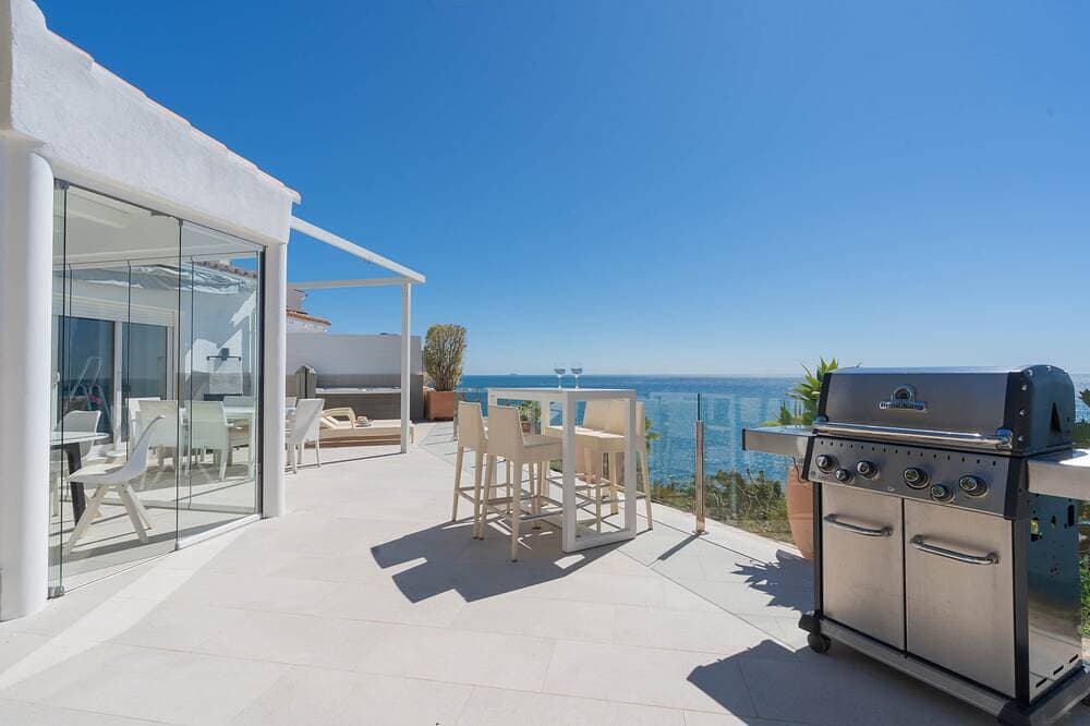 Frontline Mediterranean Villa • Heated Pool & Jacuzzi • 3m Walk to Beach & Port 1