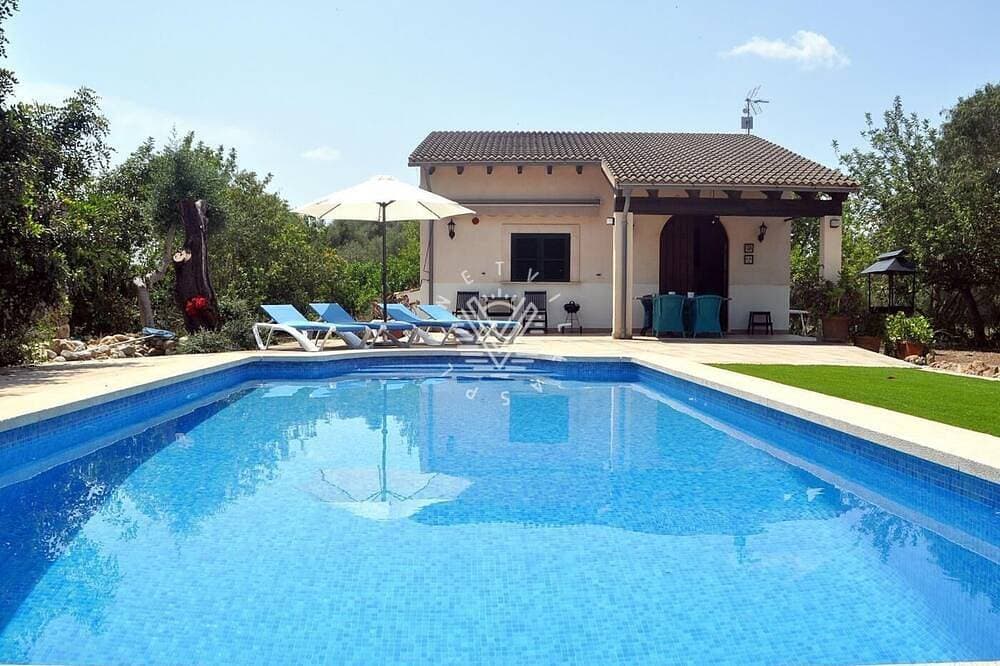 Haus mit Pool und Bergblick 1
