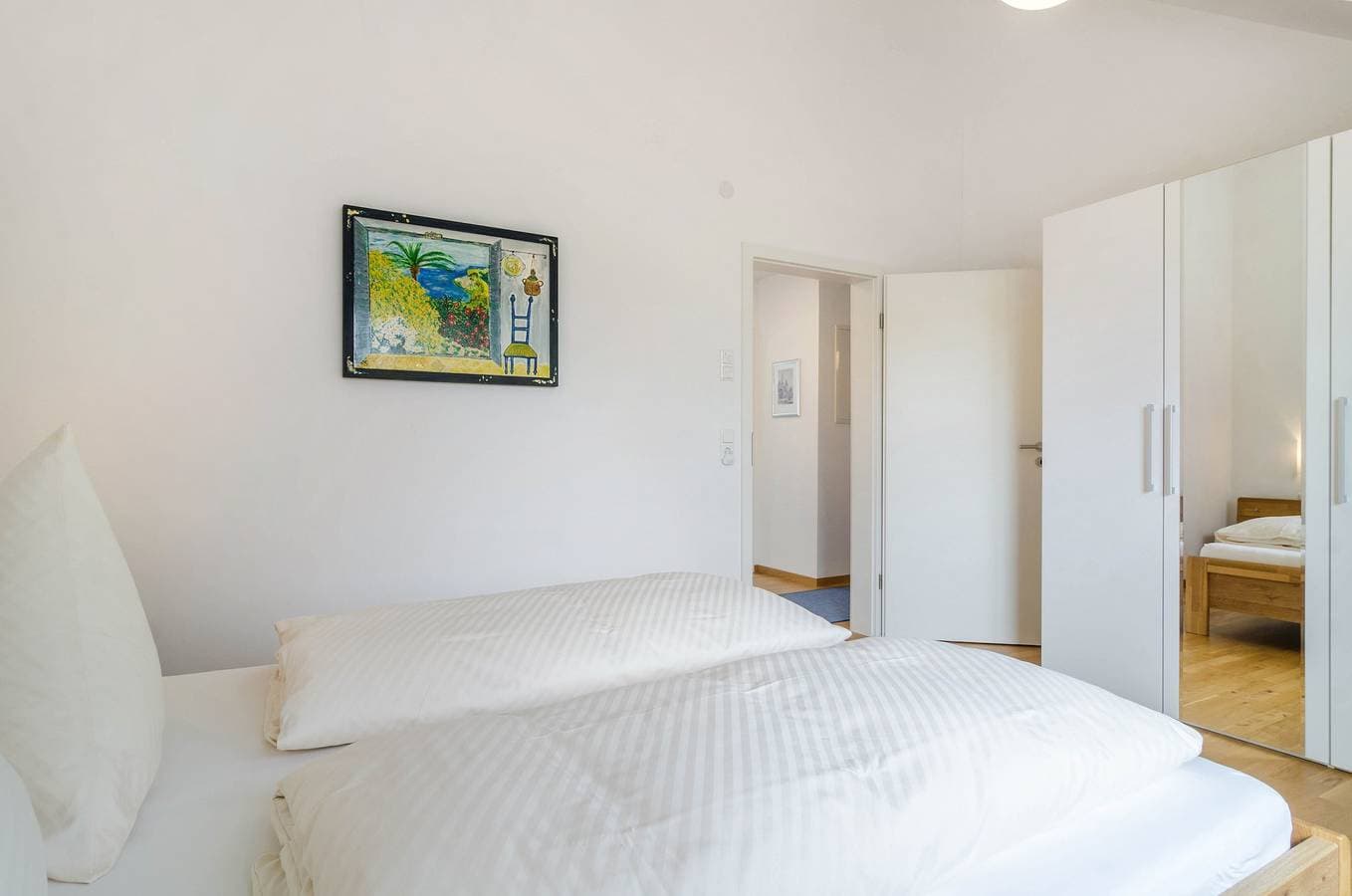 Foto 8 von 27: Lichtdurchflutete Ferienwohnung "Haus Buche" in der Nähe des Bodensees mit WLAN, Balkon und Garten; Parkplätze vorhanden