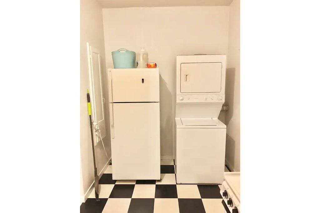 Foto 11 von 21: Modern Midtown Victorian Studio near Downtown!