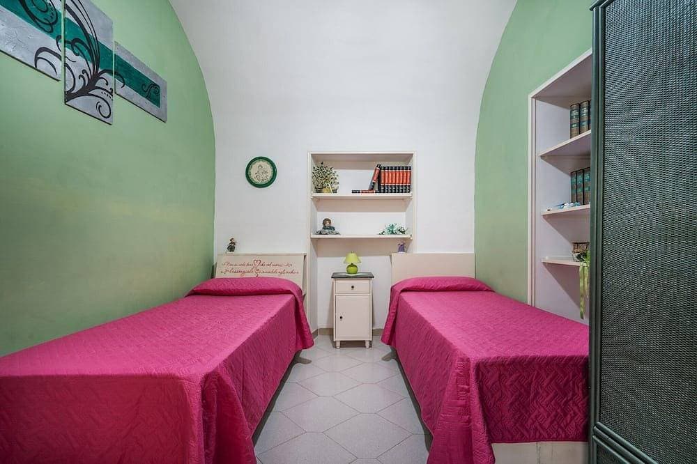 Foto 4 von 30: Die Mispel, Private newly-refurbished 3 bedroom apartment with large terrace, air-conditioning, outd...