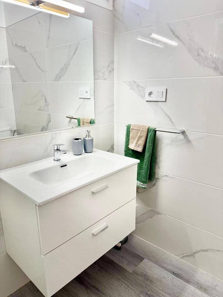 Foto 7 von 34: Two-Bedroom Apartment with Terrace
