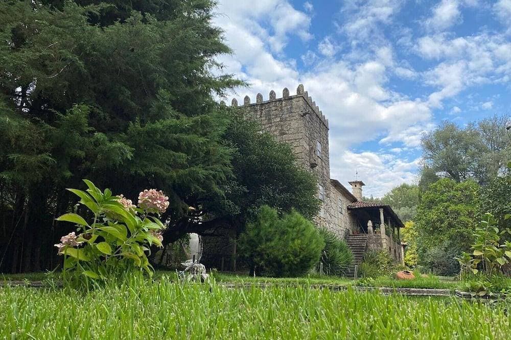 Quinta Paredes, Land of Paradise, immersed in nature, with its medieval tower. 1