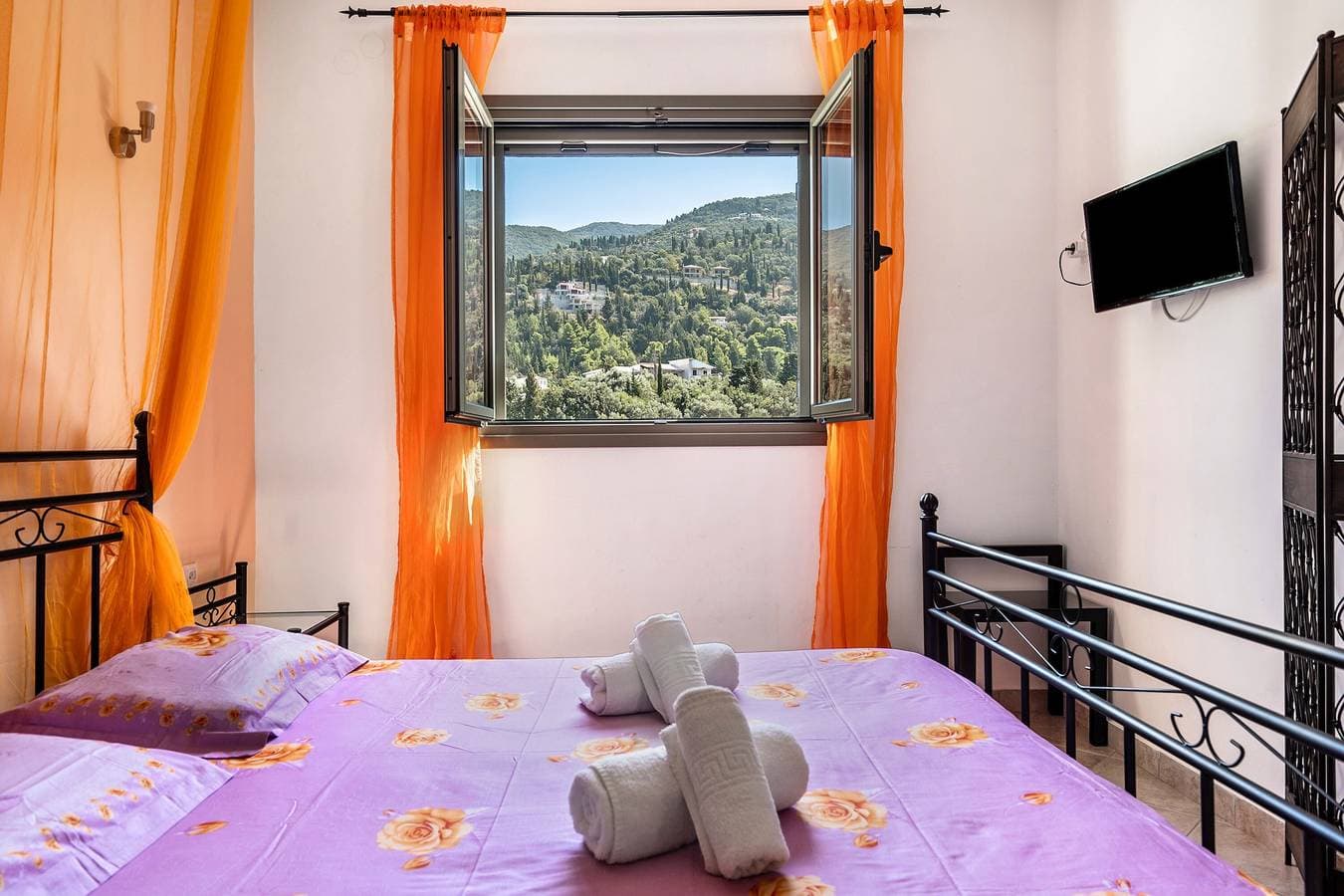 Foto 12 von 22: Ferienwohnung "Alkionides Apartment 2" mit Blick auf den Pinienwald