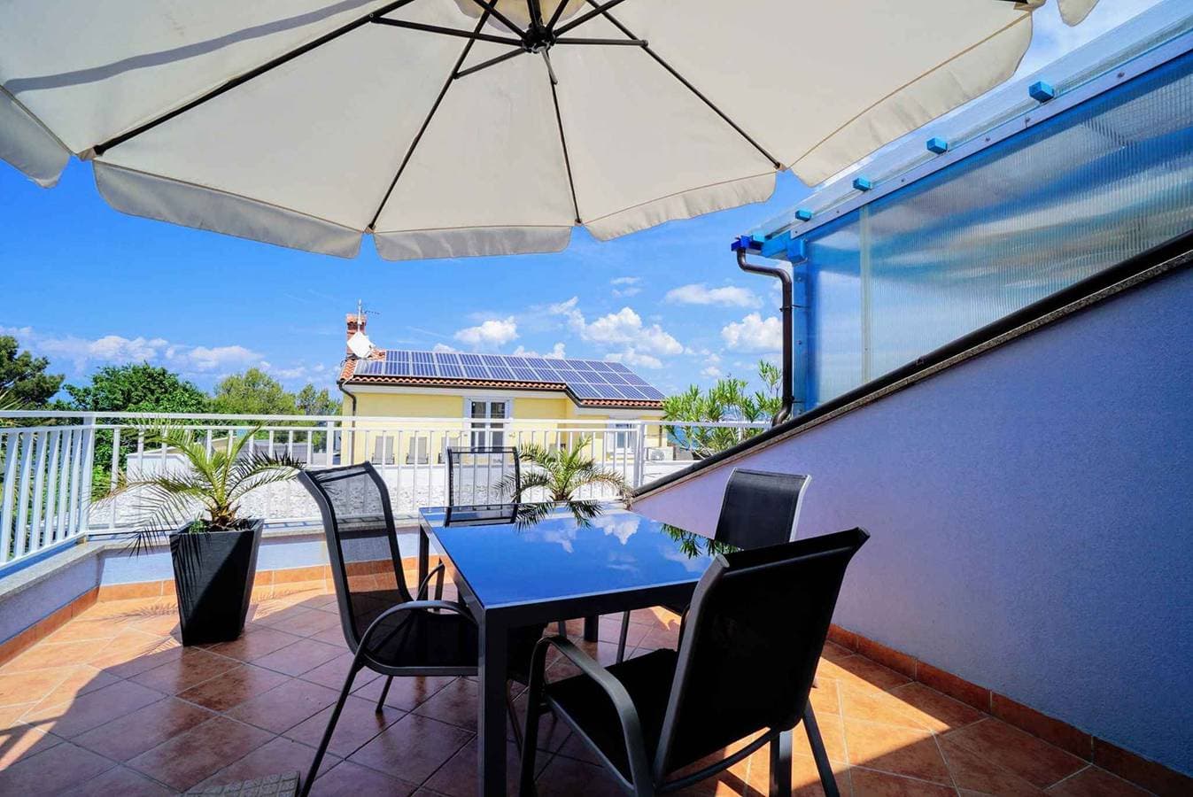 Foto 7 von 25: Ferienwohnung mit Balkon und Meerblick