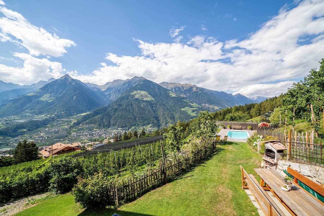 Foto 3 von 24: Ferienwohnung 'Roath Hof 3' mit Bergblick, Gemeinschaftsgarten und Wi-Fi
