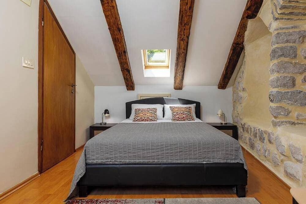 Foto 2 von 30: Historic Waterfront House — Authentic Stone Gem on the Stunning Bay of Kotor