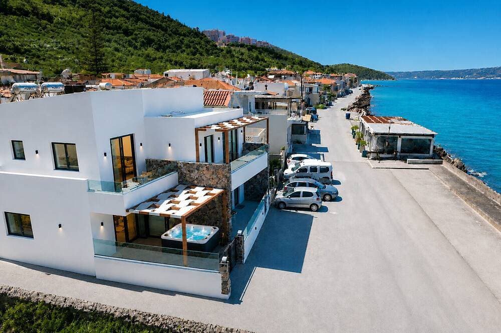 Foto 10 von 29: Aqua Vista-Villa Wave seafront villa with  private Jacuzzi, Kalyves Crete
