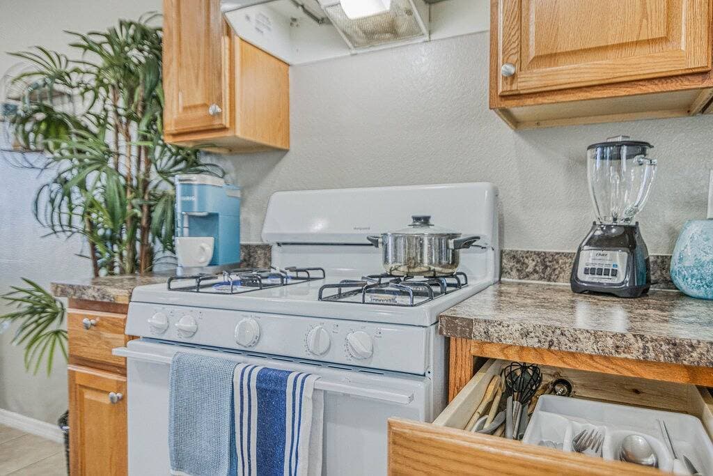 Foto 3 von 25: ☕ By Fort Bliss: Laundry, Security System, Refrigeration, King Beds