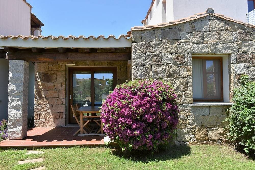 Foto 11 von 14: Villa Menhir. Mediterranen Garten. Berg Aussicht.