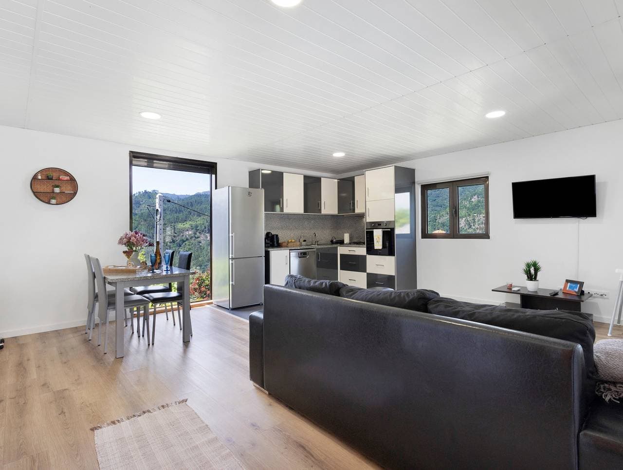 Foto 4 von 26: Ferienhaus 'Casa Das Camélias' mit Seeblick, WLAN und Klimaanlage