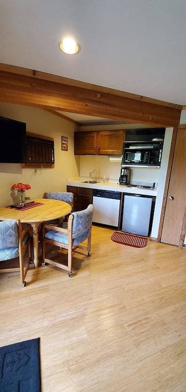 Foto 5 von 37: Nette, saubere 1bdr Eigentumswohnung, neuer Bodenbelag, auf dem Schuss-Kurs, Ansicht von Steigungen WIFI