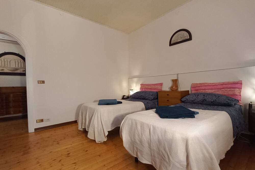 Foto 2 von 18: Apartment-Traditionell-Eigenes Badezimmer-Blick auf den Hof