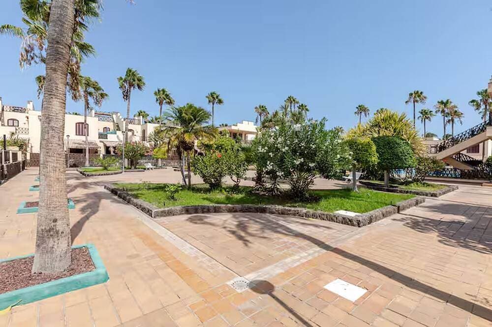 Foto 11 von 23: Geräumiges, helles Studio mit Terrasse und Blick auf den Pool