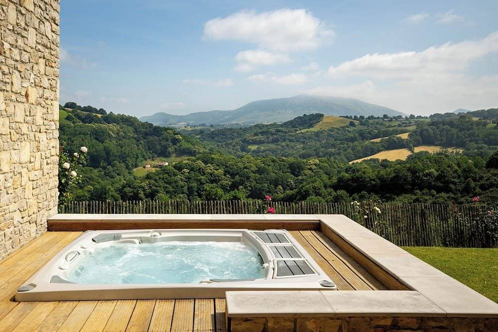 Foto 10 von 12: Spacious Ursuya studio with mountain views, spa & pool access