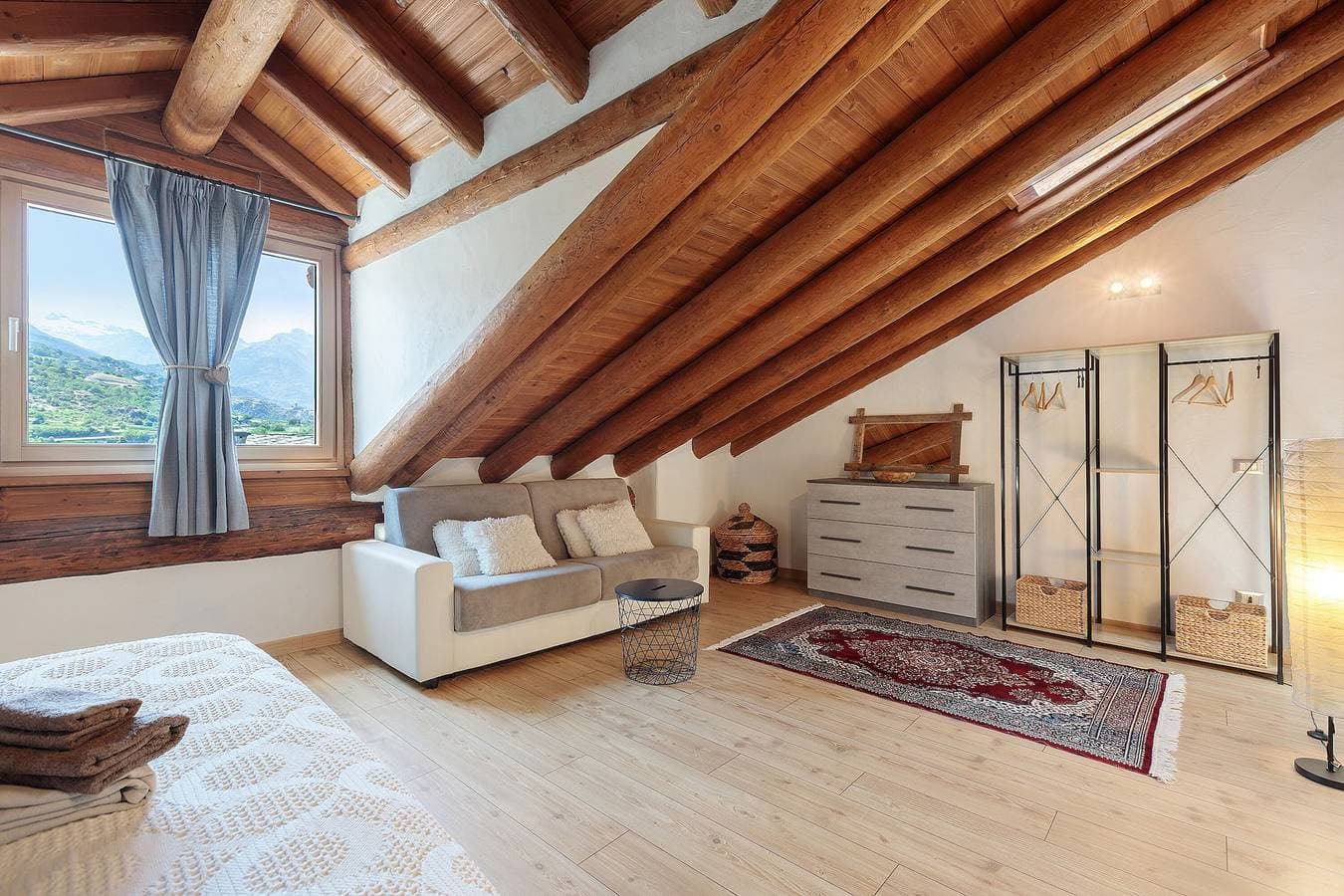 Foto 5 von 26: Ferienwohnung 'The Mountain House - Vista Castello e Montagne, Eleganza Alpina ad Aymavilles'