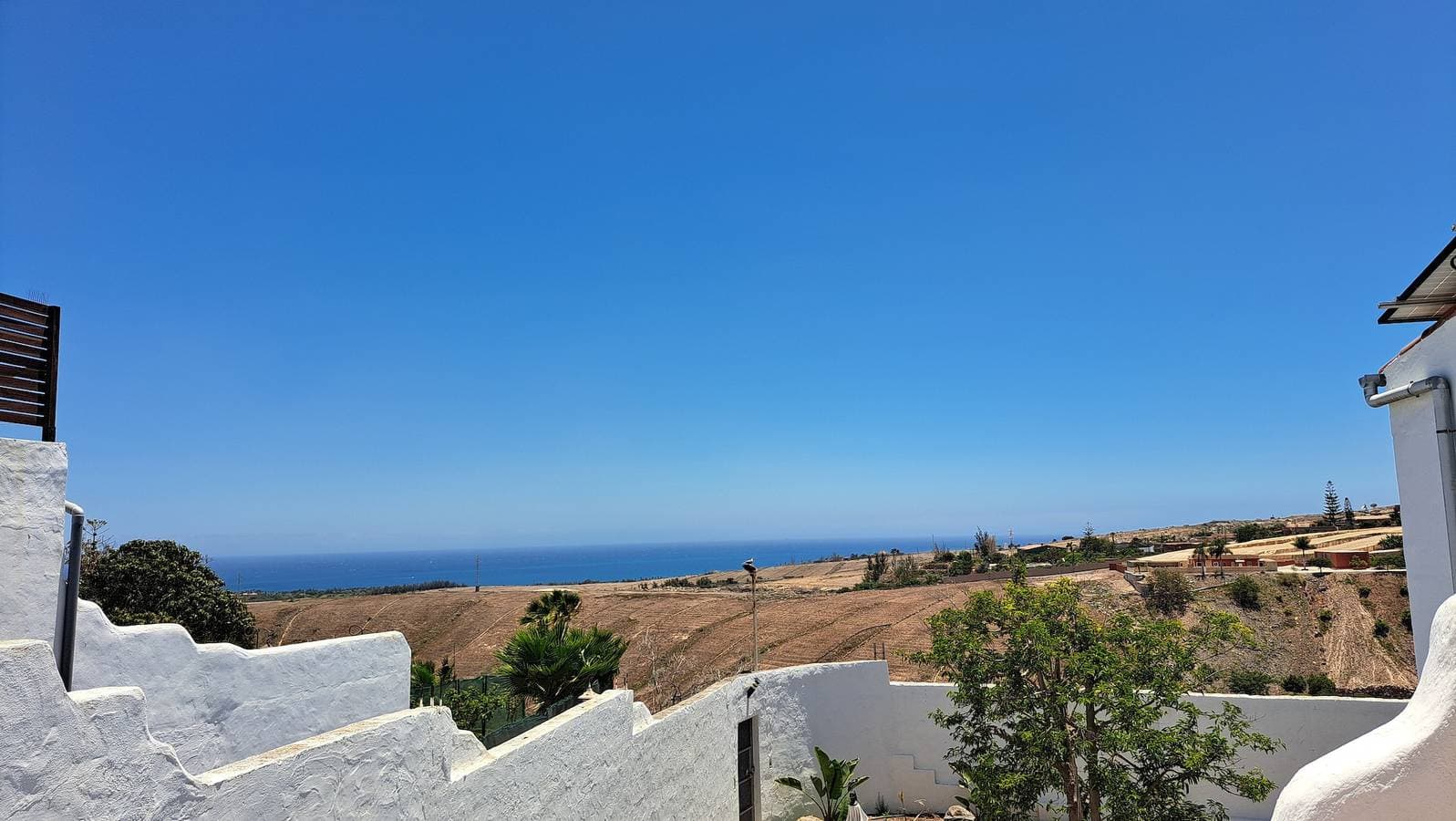 Foto 13 von 22: Schönes 1 Bedroom Apartment - Free Wifi - große Terasse mit Aussicht auf das Meer
