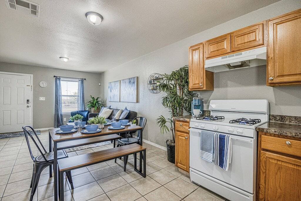 Foto 6 von 25: ☕ By Fort Bliss: Laundry, Security System, Refrigeration, King Beds