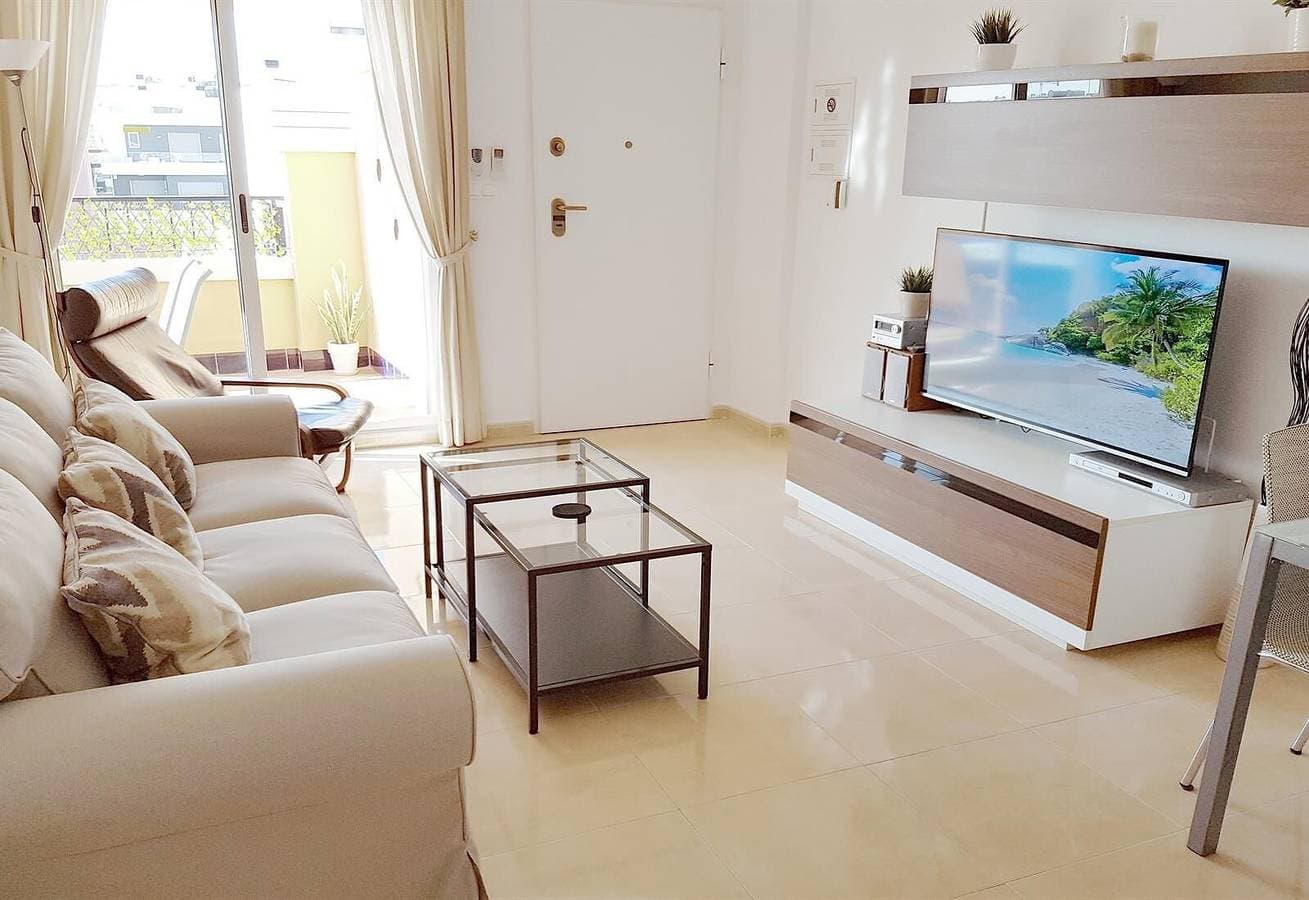Foto 4 von 32: Ferienwohnung mit großer Dachterrasse, Pool, Garten, Grill, Klimaanlage und WLAN