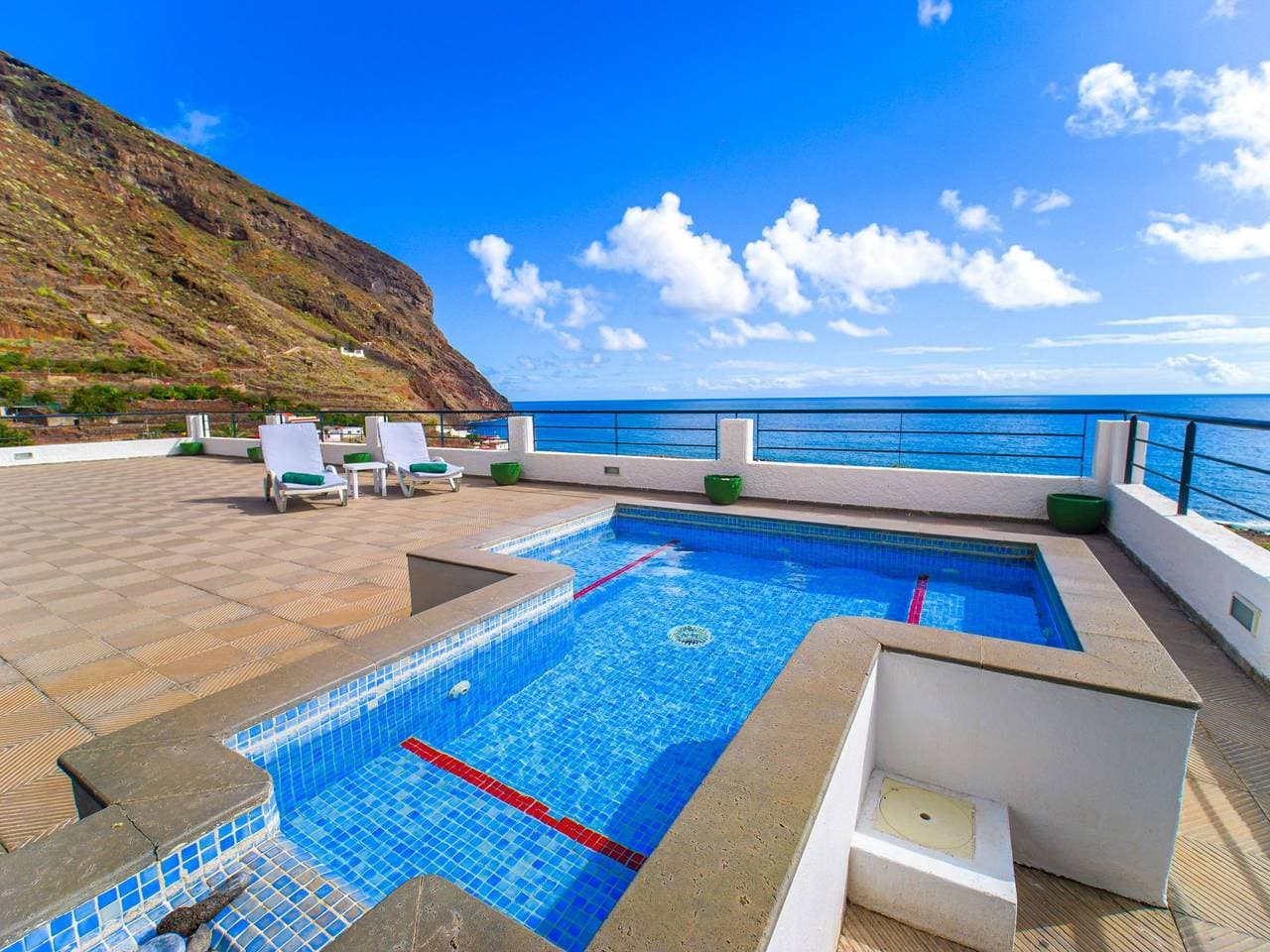 Foto 6 von 38: Zweitstöckiges Ferienvilla mit Terrassen, Pool, Sauna sowie herrlichem Berg- un