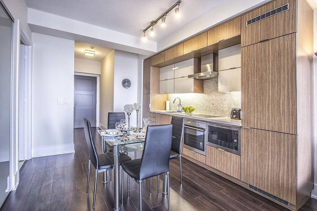 Foto 7 von 11: Stilvolles 1 Schlafzimmer Apartment mit Skyline-Blick nahe Cn Tower