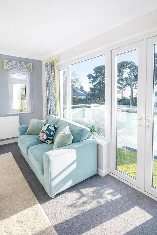 3 Bedroom Stunning Apartment, Sleeps 8, Central Sandbanks Peninsular, Huge Private Garden And Balcony 2 Private Parking Spaces, Perfect For Families And Contractors 1