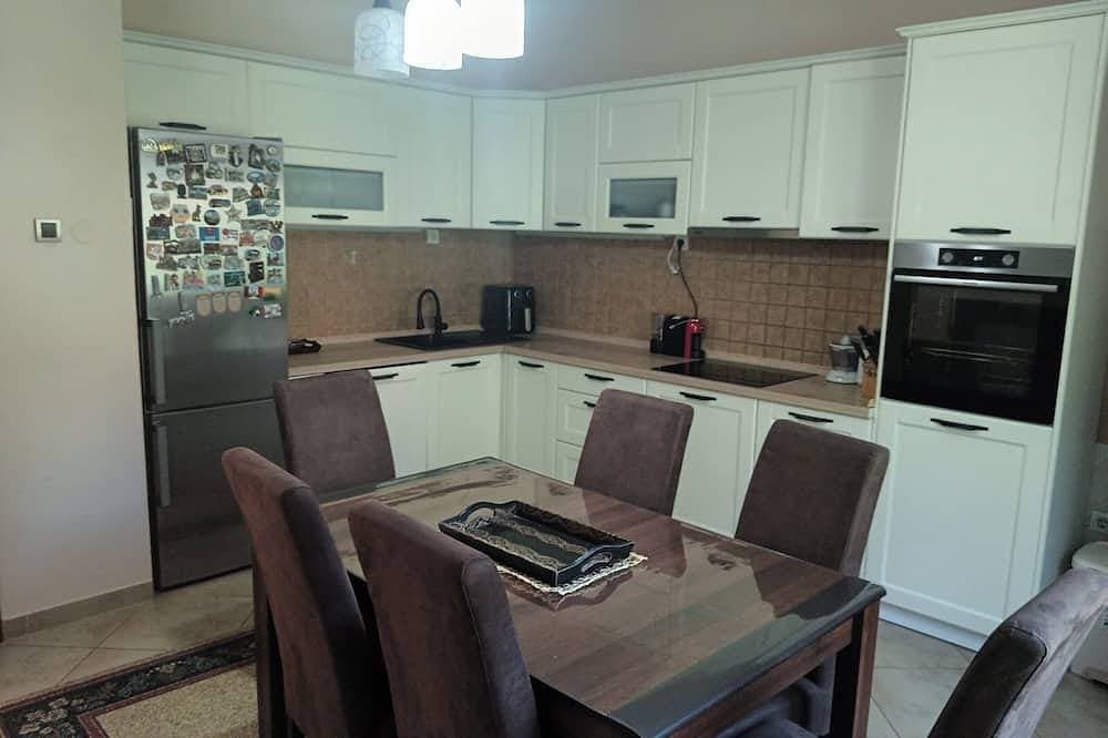 Foto 10 von 12: The modernly equipped villa is located in a quiet and green environment.