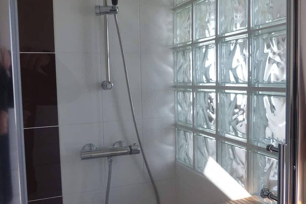 Foto 13 von 30: Pistache-Gîte-Ensuite mit Dusche-Gartenblick