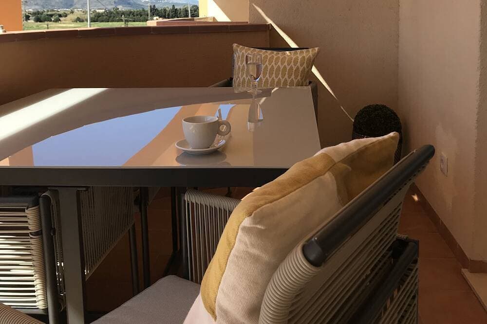 Foto 9 von 24: Modern apartment with pool that sleeps up to 3 people 400m from the sandy beach.