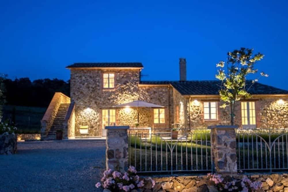 Foto 6 von 30: Splendid Villa with big mediterranean garden. Pool, heated jacuzzi, fishing pond