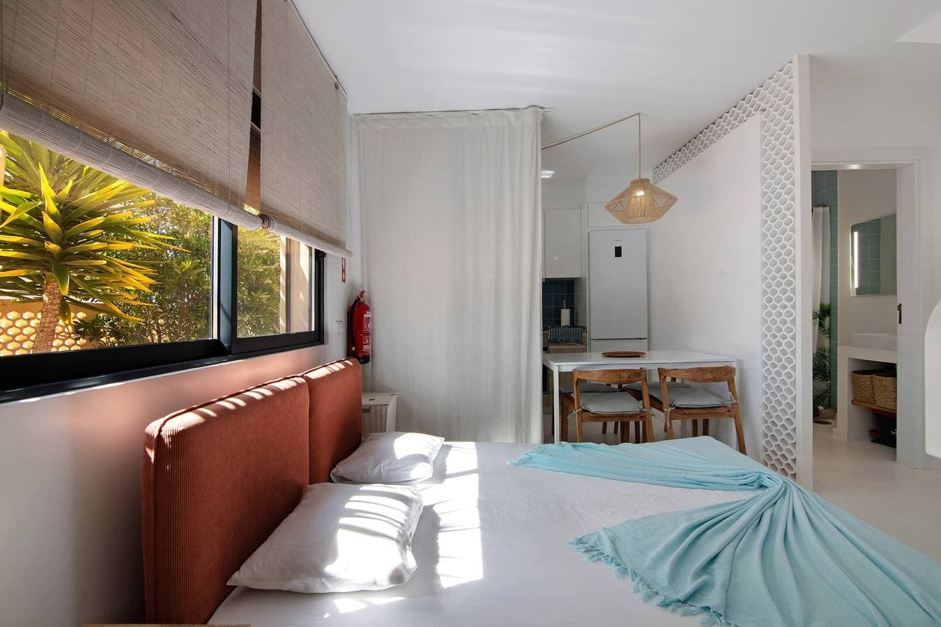 Foto 13 von 31: Ferienhaus 'Rooftop Retreat' mit Meerblick, Wi-Fi und Klimaanlage