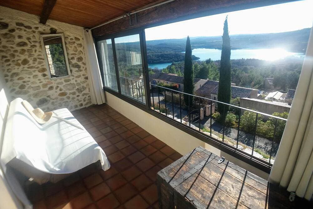 Steinhaus mit Terrasse und Garten mit Blick auf den See 1
