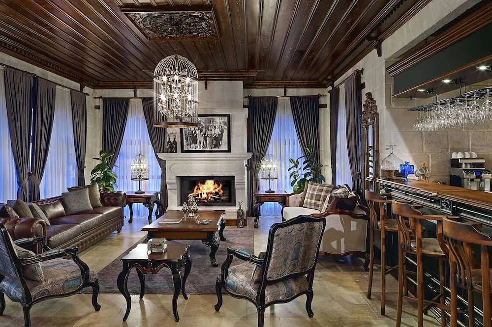 Foto 11 von 16: Historical Getaway! Relaxing Unit with Pool, Sauna and Free Parking!