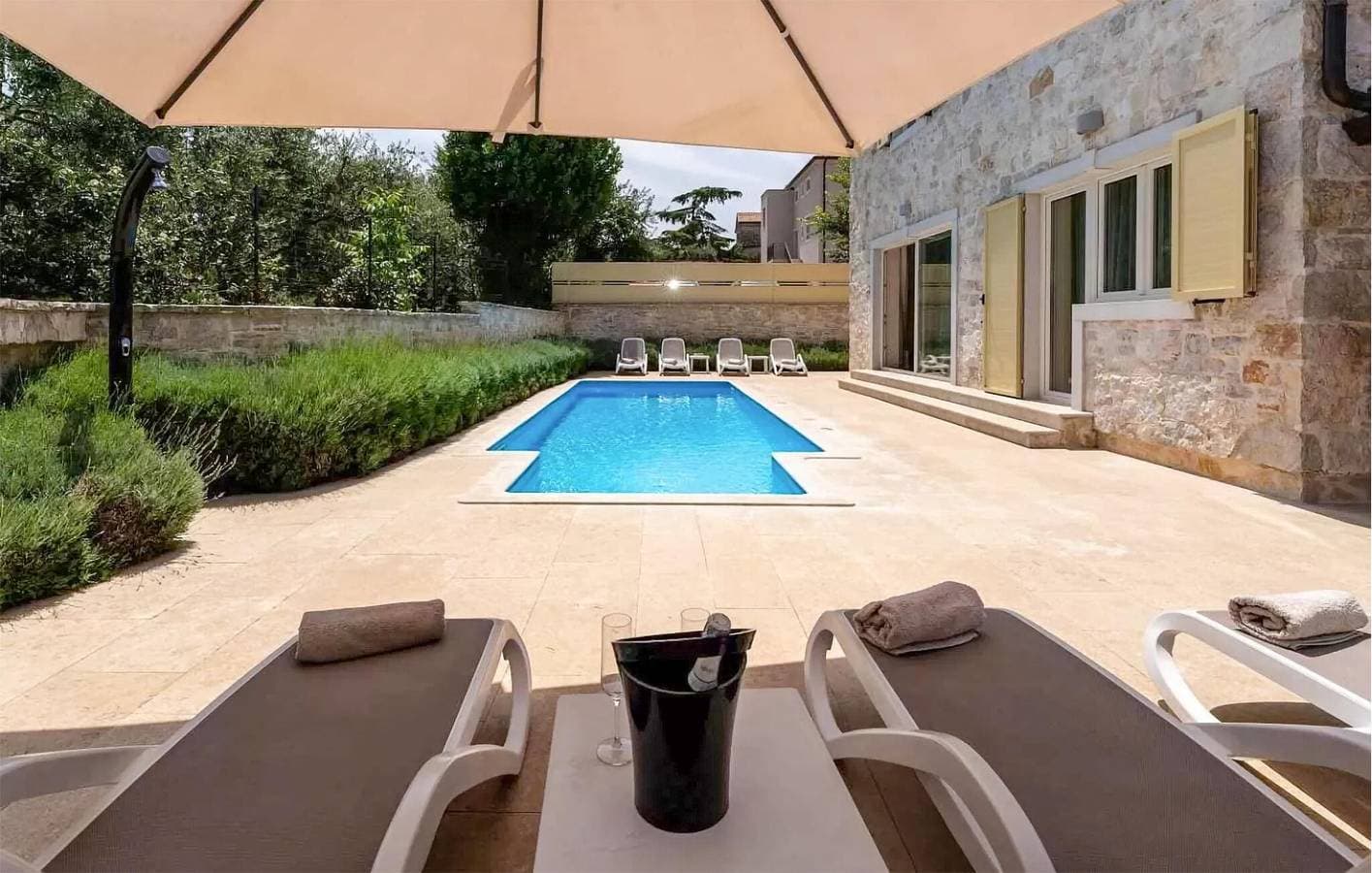 Foto 11 von 49: Geräumige 2-Zimmer-Wohnung mit Pool in der Nähe der Pizzeria Capri