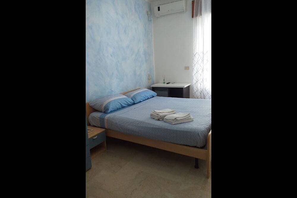 Foto 4 von 14: Geräumiges Doppelzimmer nur einen Steinwurf vom Meer entfernt # 1