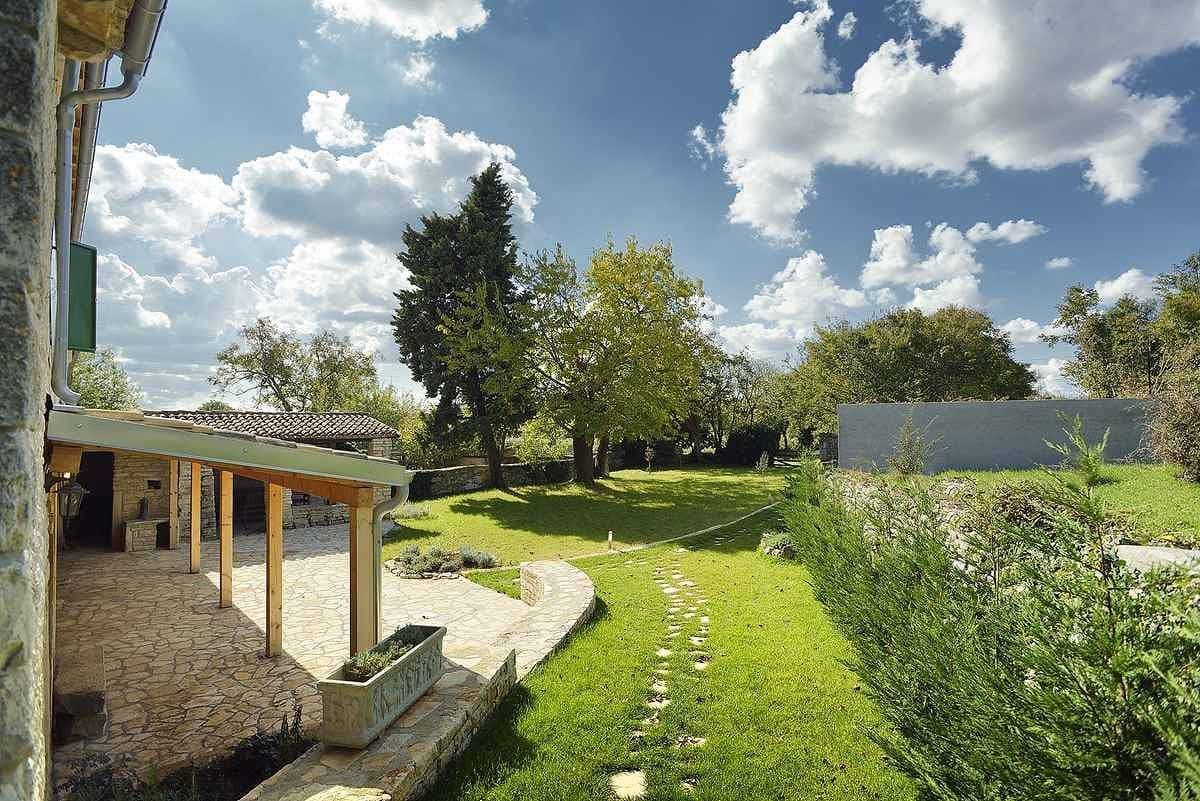 Foto 6 von 39: Villa mit Garten und Pool
