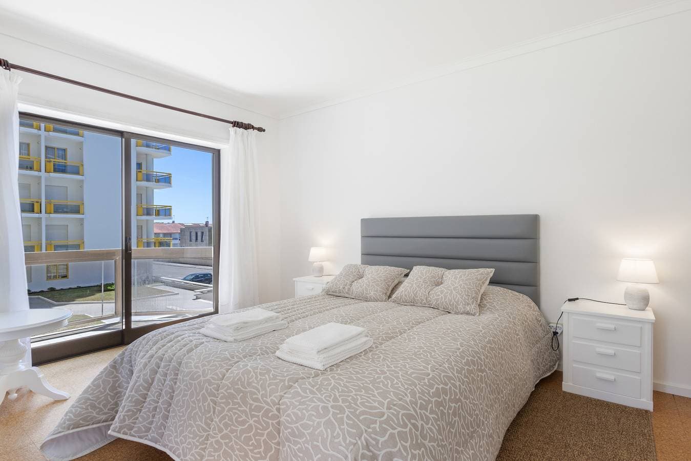 Foto 13 von 29: Apartment 'Na Praia da Amorosa' mit Meerblick, Gemeinschaftsgarten und WLAN