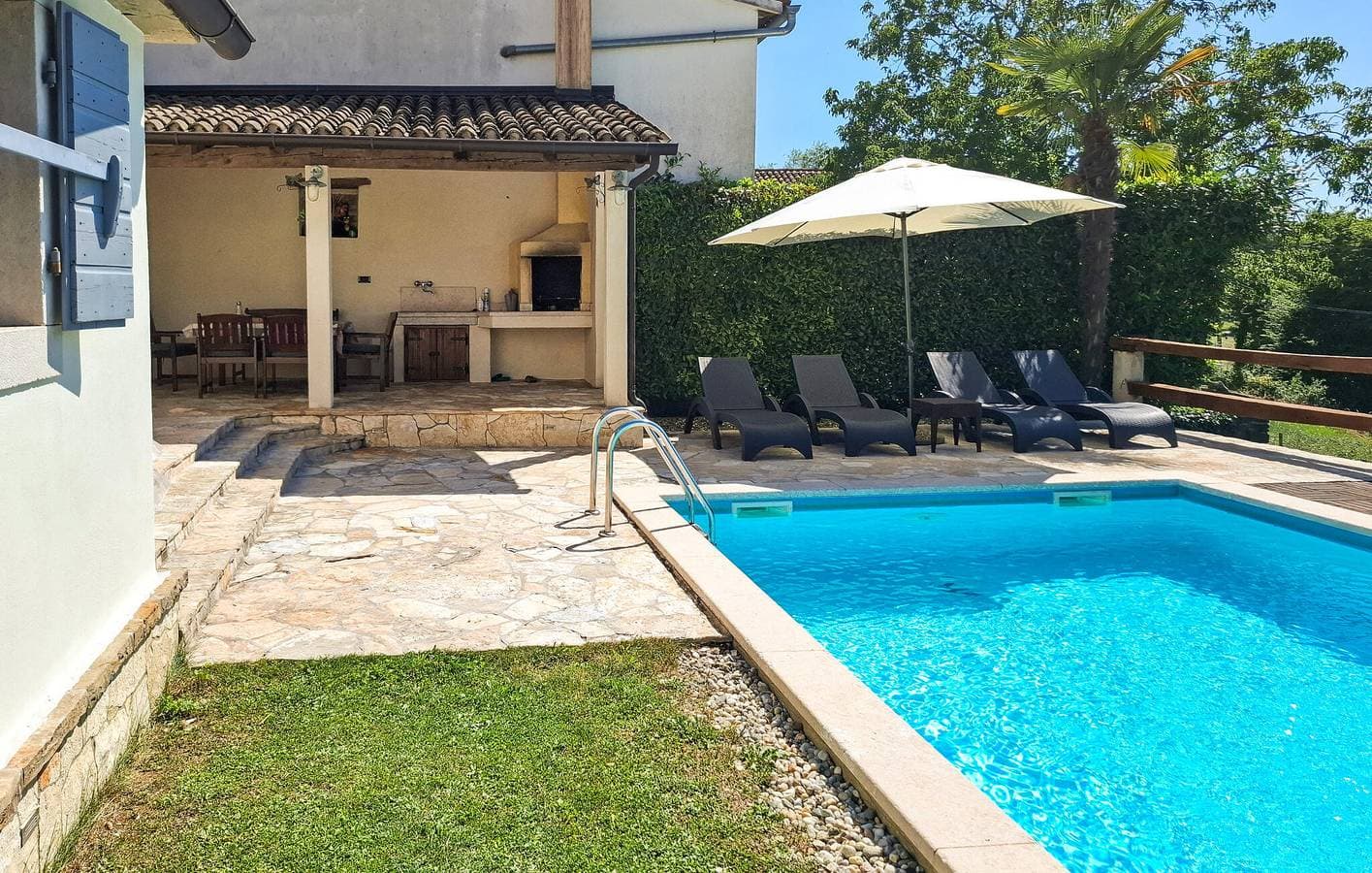 Foto 3 von 37: Modernes Apartment mit 2 Schlafzimmern, Pool und Terrasse in der Nähe des Flusses Pazinčica