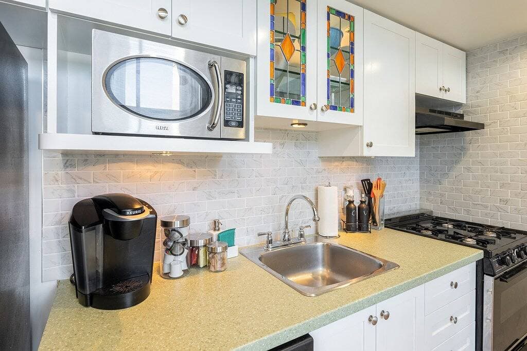 Foto 7 von 13: Modern Downtown Vancouver Loft. Parking included.