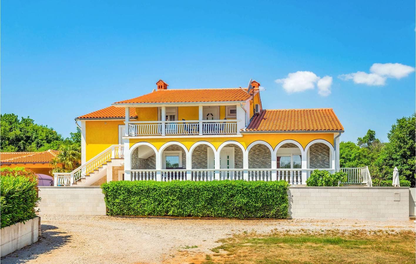 Charmante 2-Zimmer-Wohnung mit Pool und Terrasse in der Nähe des Zentrums von Raša 1