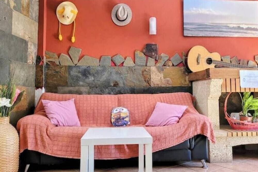 Foto 7 von 12: Large and bright room in Vecindario, with extra-large bed