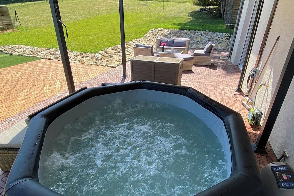 6/8 person gîte with swimming pool and jacuzzi 1