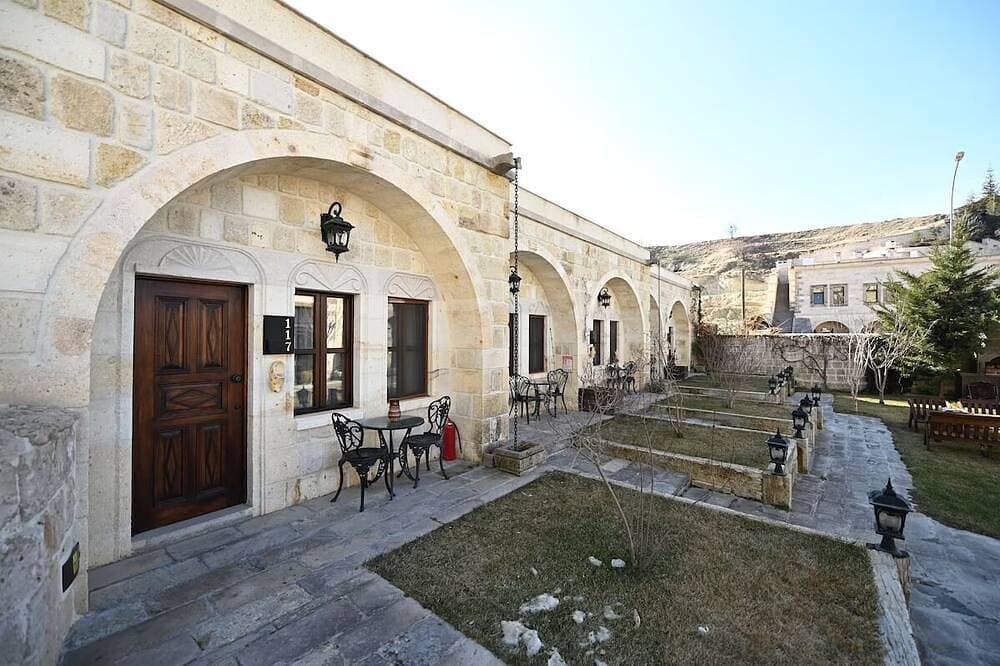 Foto 10 von 16: Historical Getaway! Relaxing Unit with Pool, Sauna and Free Parking!