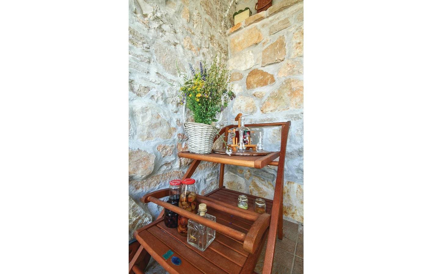 Foto 10 von 45: „Charmante 2-Zimmer-Wohnung mit Pool, Terrasse und erstklassiger Lage in Prhati“