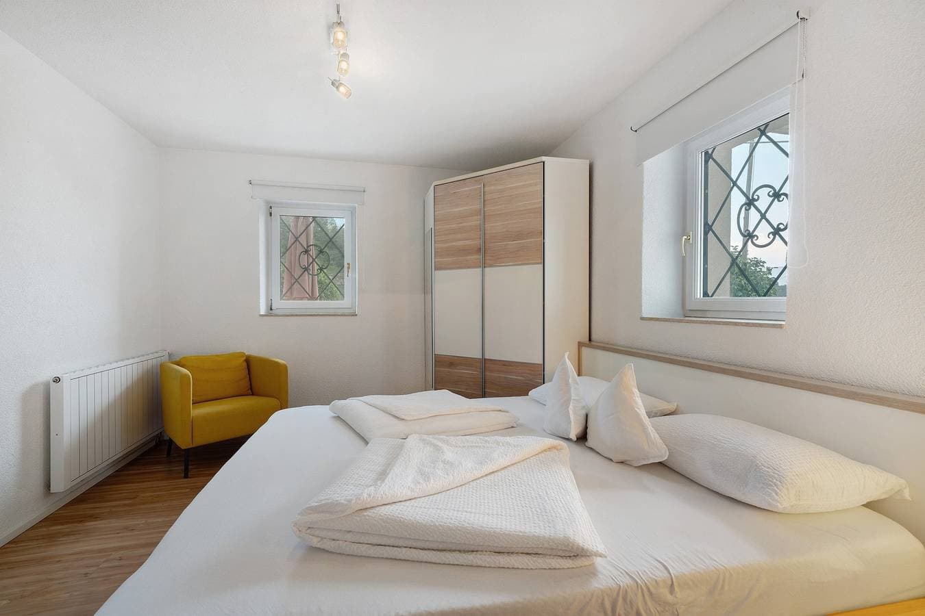 Foto 9 von 22: Ferienwohnung "Mayenburg" mit Bergblick, Gemeinschaftsgarten und Pool