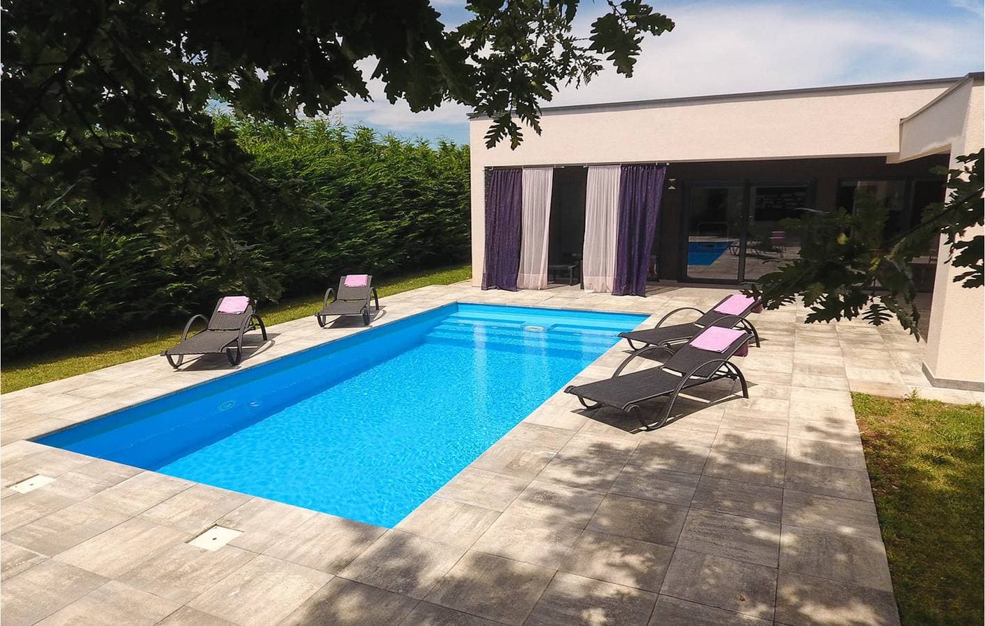 Foto 3 von 40: Geräumige 2-Zimmer-Wohnung mit Pool, Parkplatz und WLAN in der Nähe von Restaurants und dem Stadtzentrum