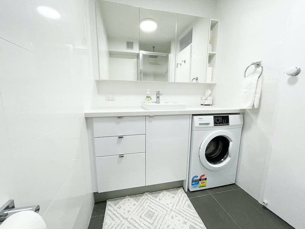 Foto 6 von 12: First floor good value budget accommodation for up to 4 people.