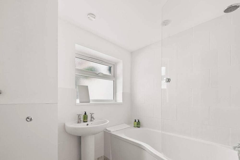 Foto 11 von 27: Modern 2 Bed Windsor Home - Sleeps 4 - Parking